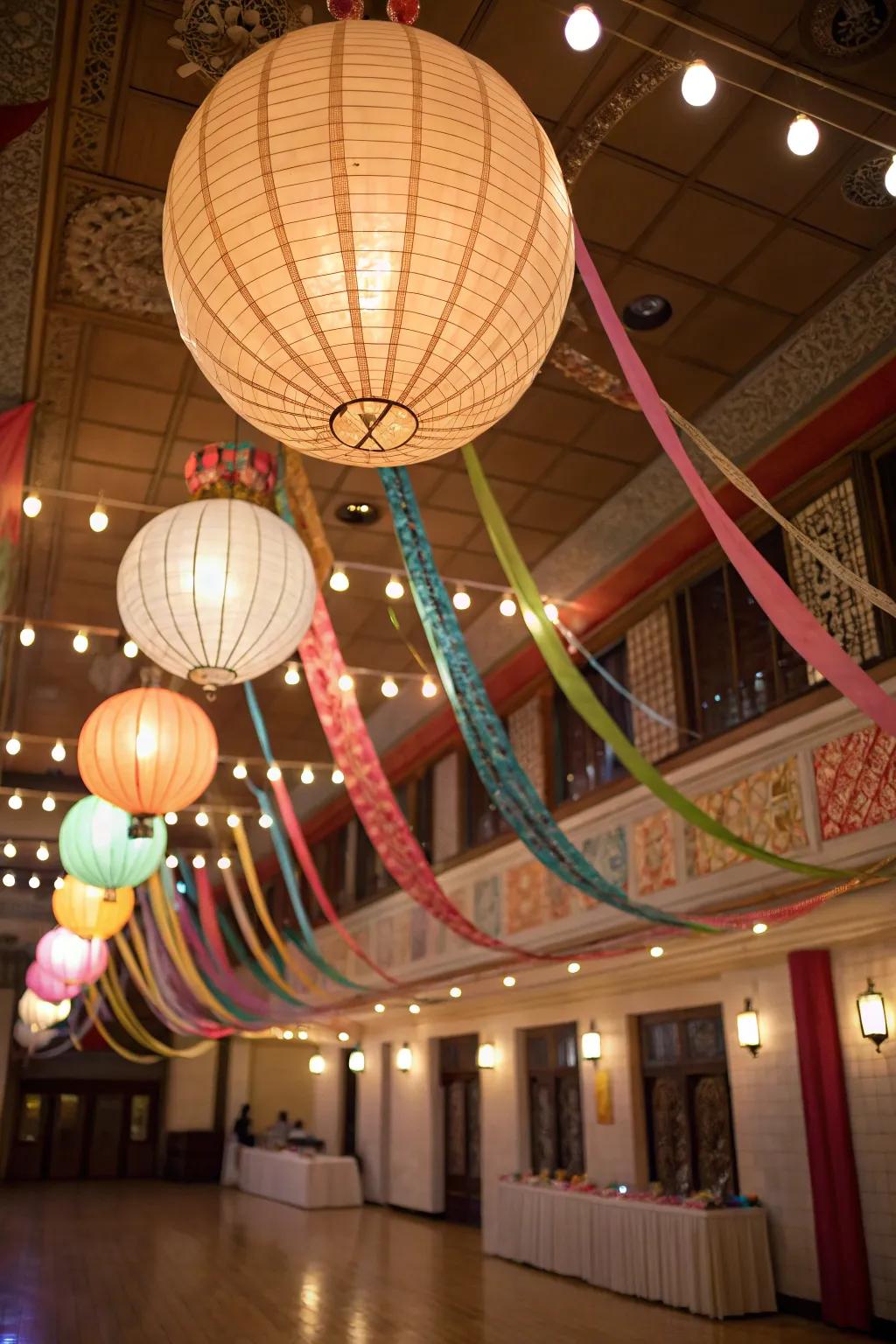 Surprising ceiling decorations create a lively atmosphere.