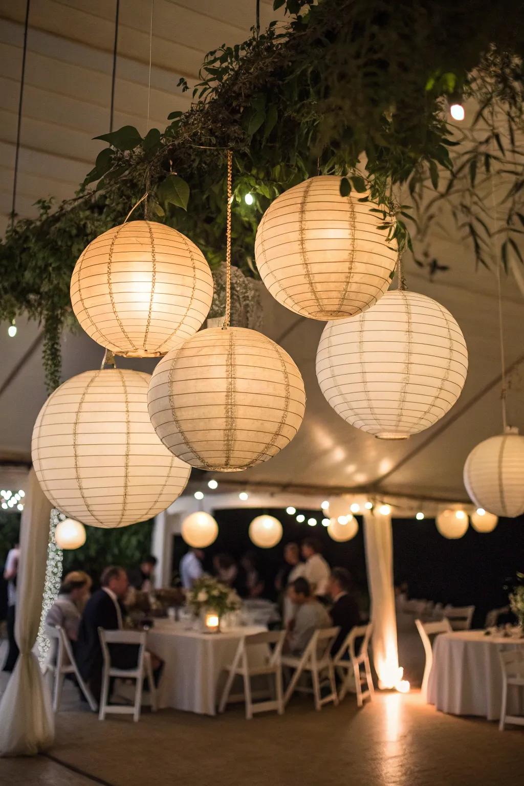 Hanging lamps establish a snug and ambient temper.