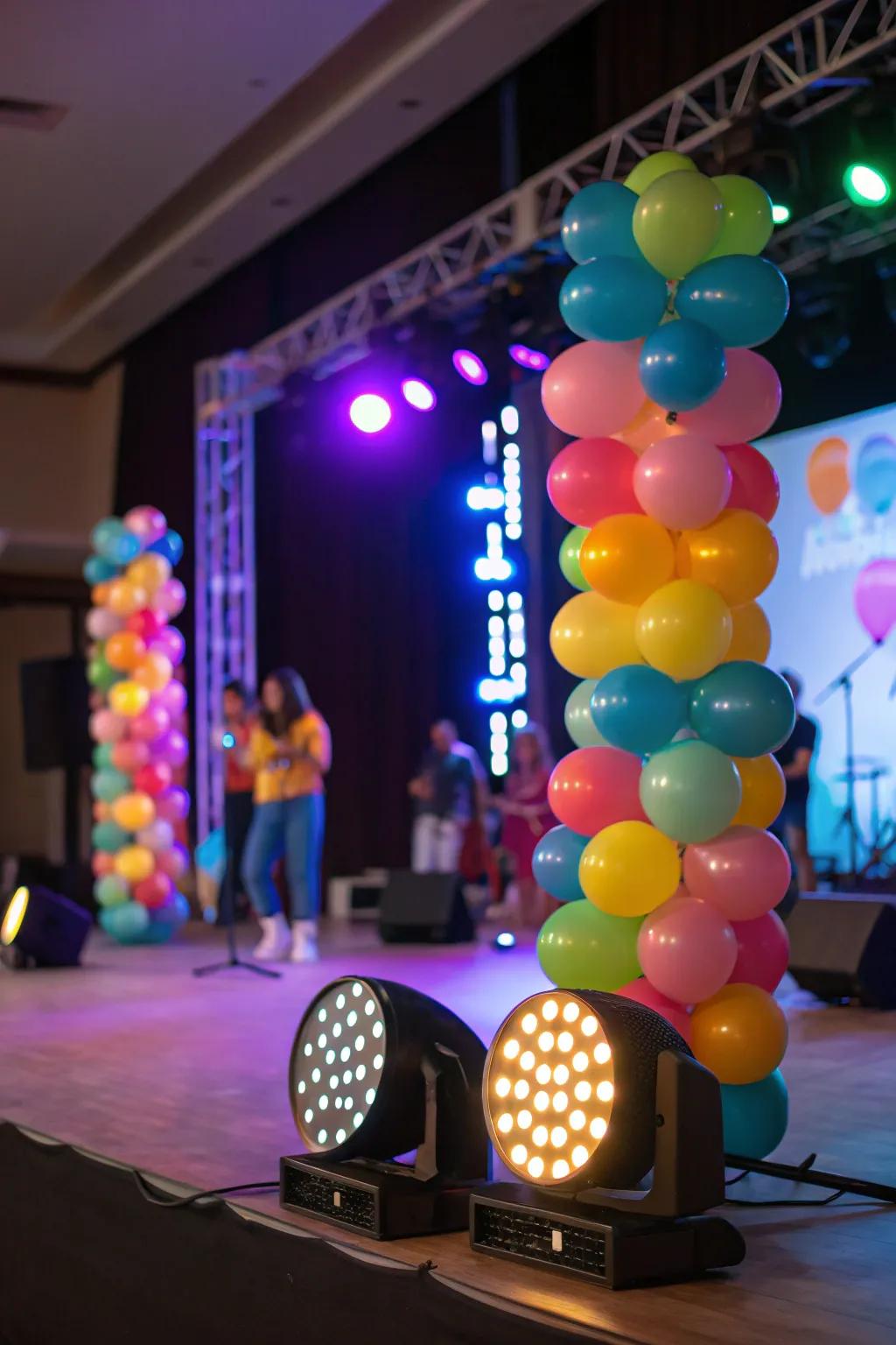 Balloons illuminated with LED lights, generating a spectacular visual impact on the stage.