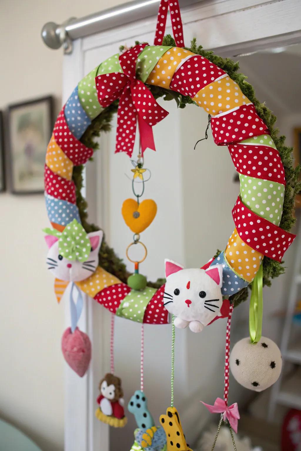 A playful polka dot cat wreath with retro charm.