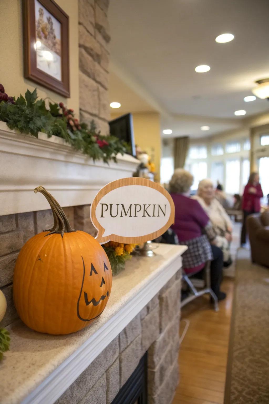 A chat balloon provides this decorative gourd a unique expression.