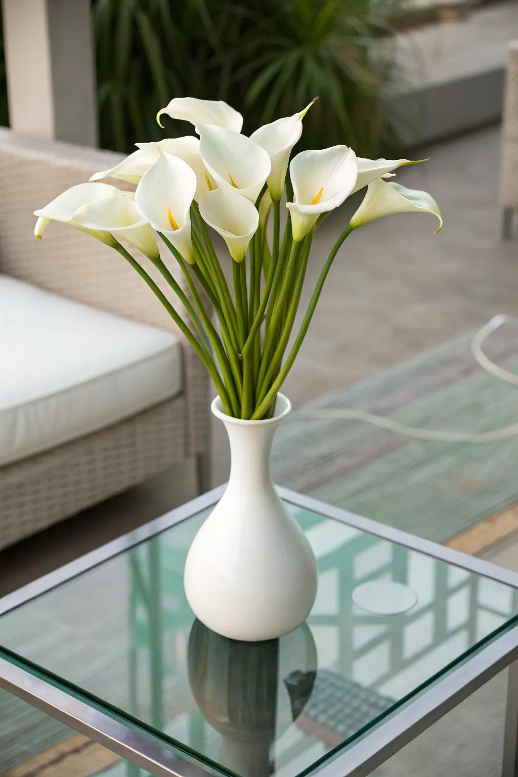 Minimalist bouquets emphasize beauty through simplicity.
