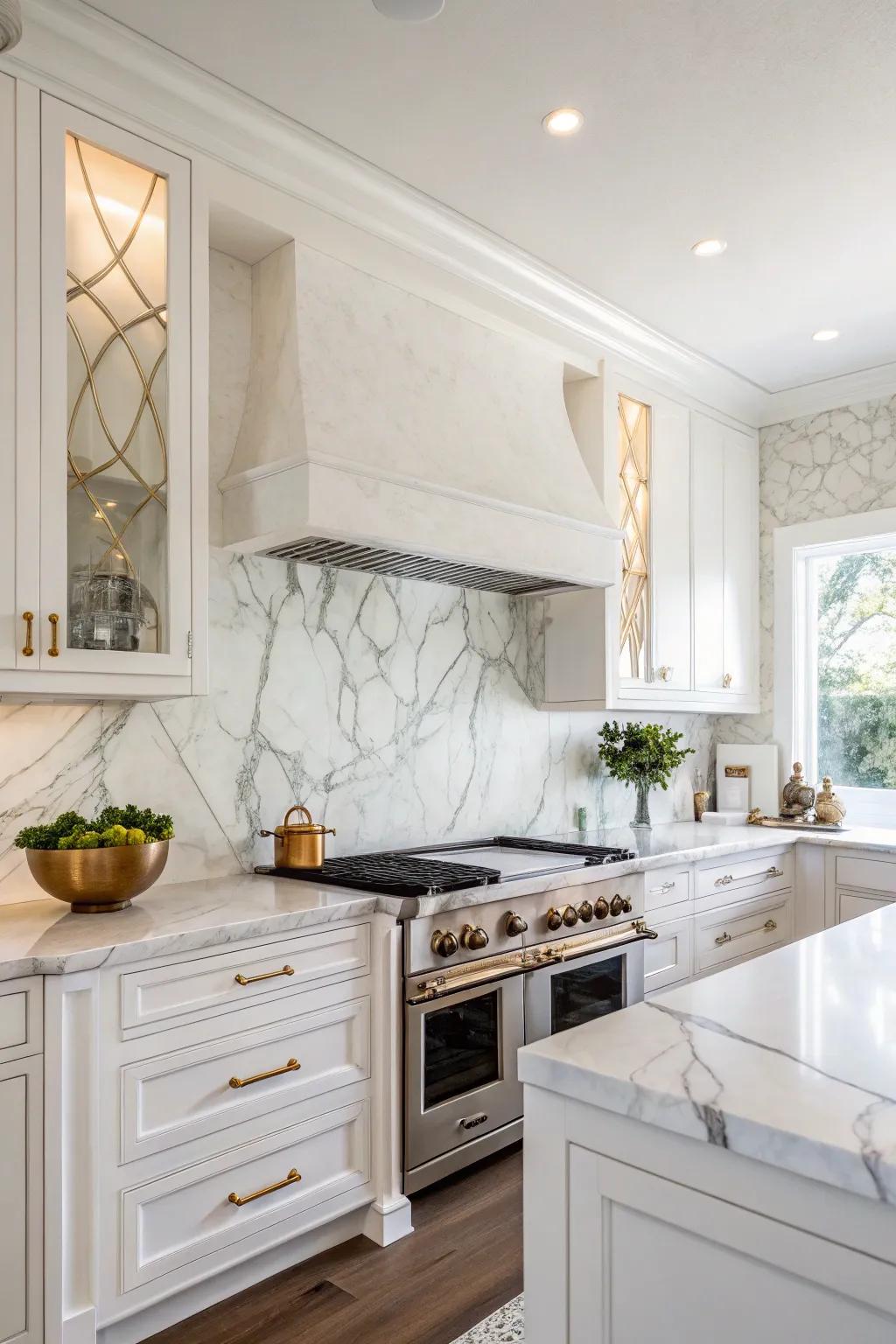 A kitchen that exudes brightness and openness with a pure alabaster stone panel.